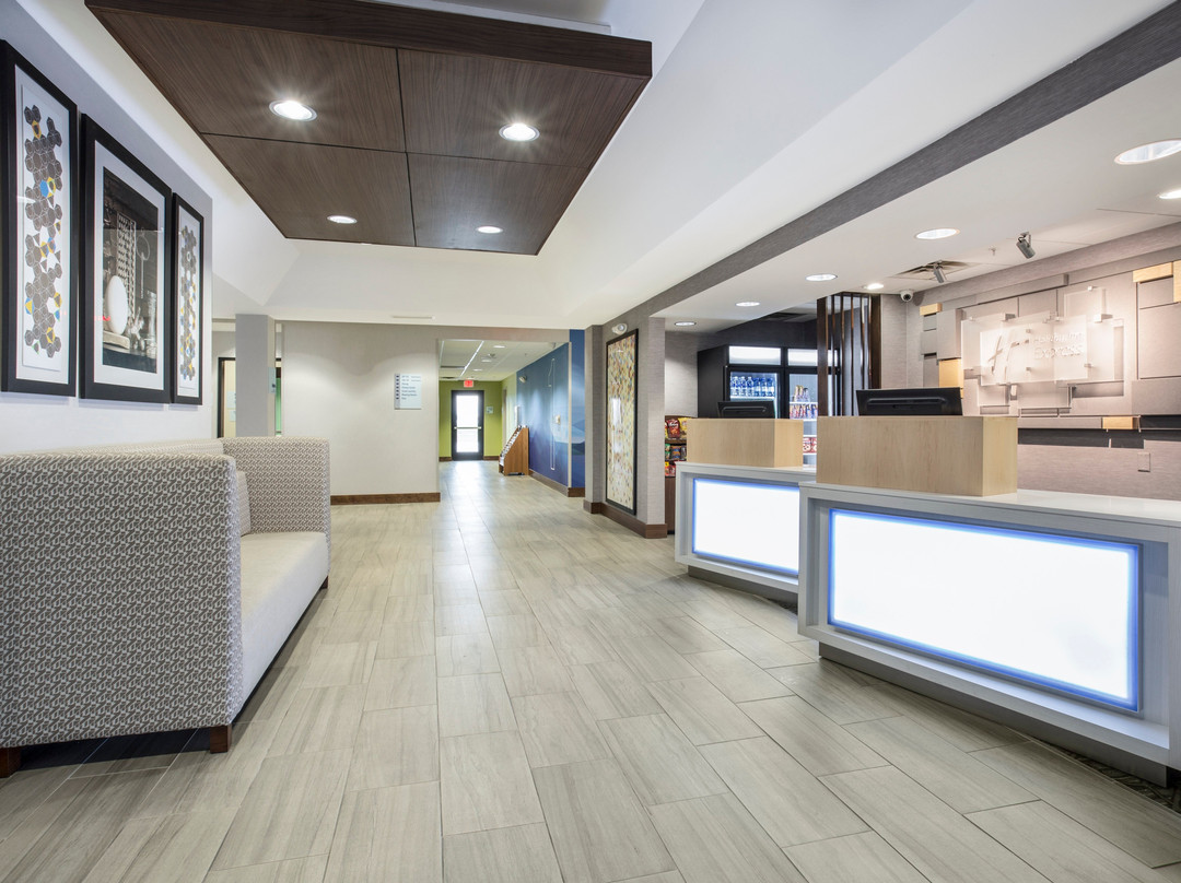 Holiday Inn Express 村西