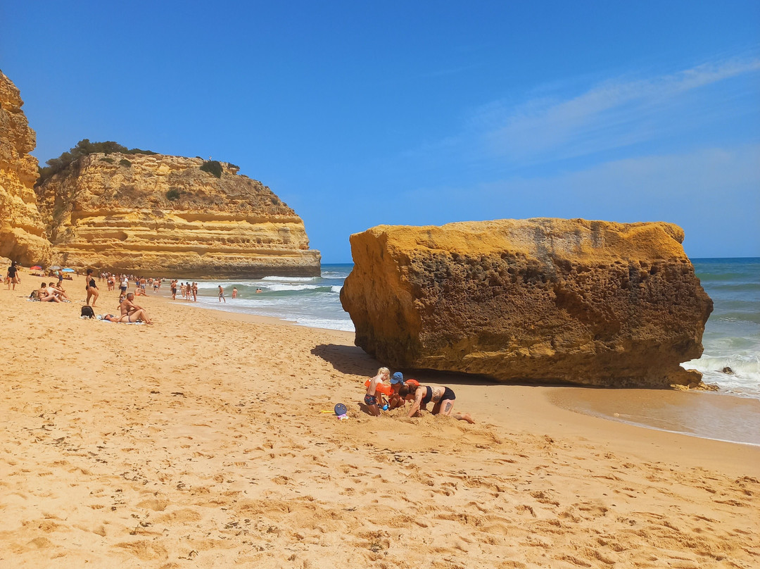 Praia da Marinha-Caramujeira必去景点