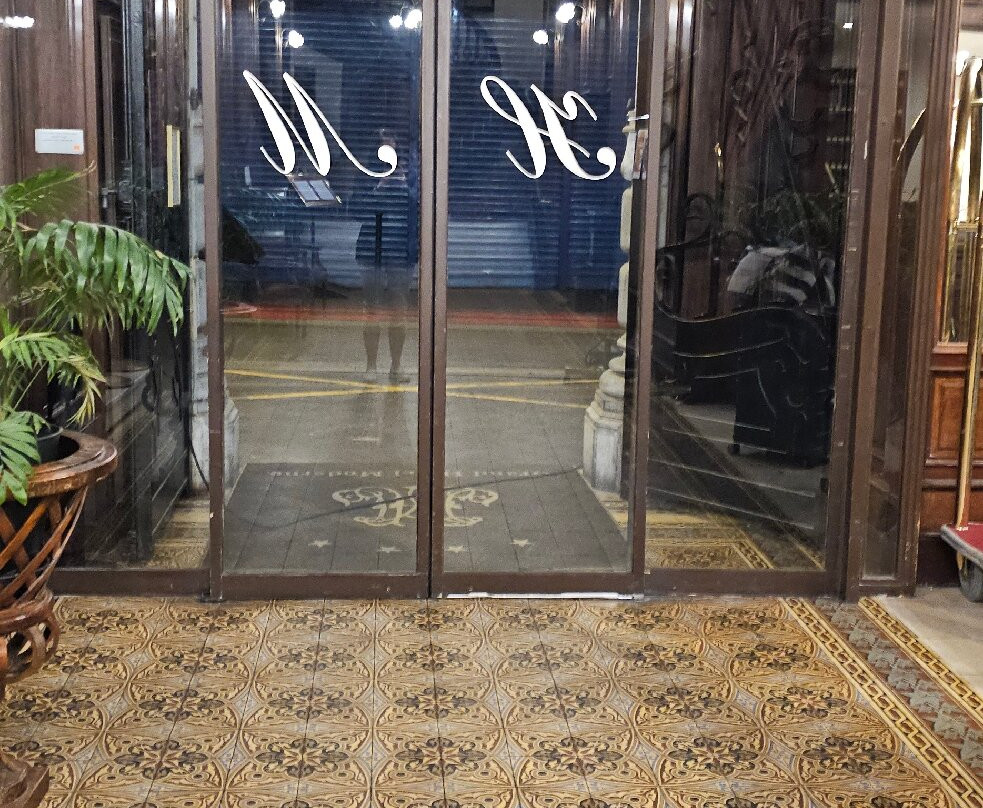 现代大酒店主图