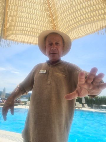 Three Brothers Pool Bar-Restaurant-Hotel-旅行者