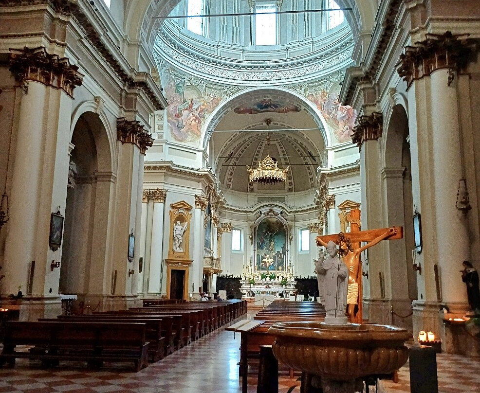 Basilica di San Giovanni-洛纳托德尔加尔达必去景点