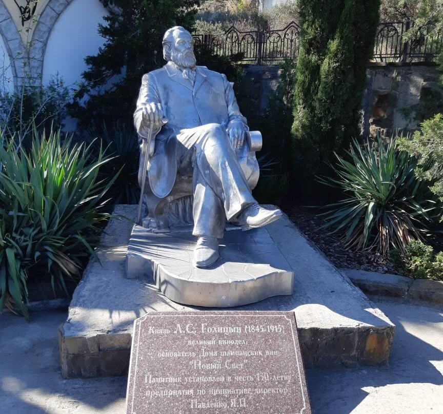 Monument to L.S. Golitsyn
