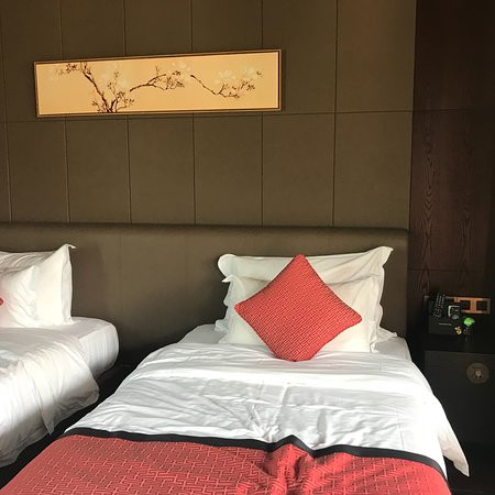 鹤鸣洲柏宁樱花温泉度假村主图