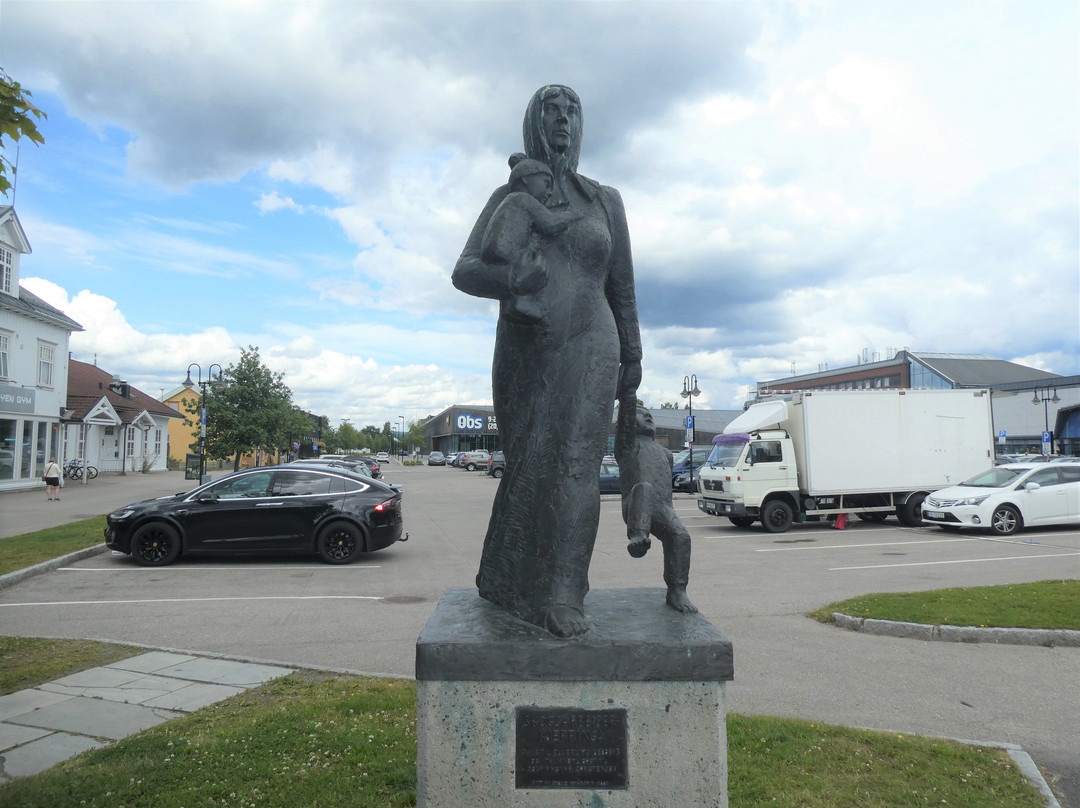 Statuen "Skogsarbeiderkjerringa"
