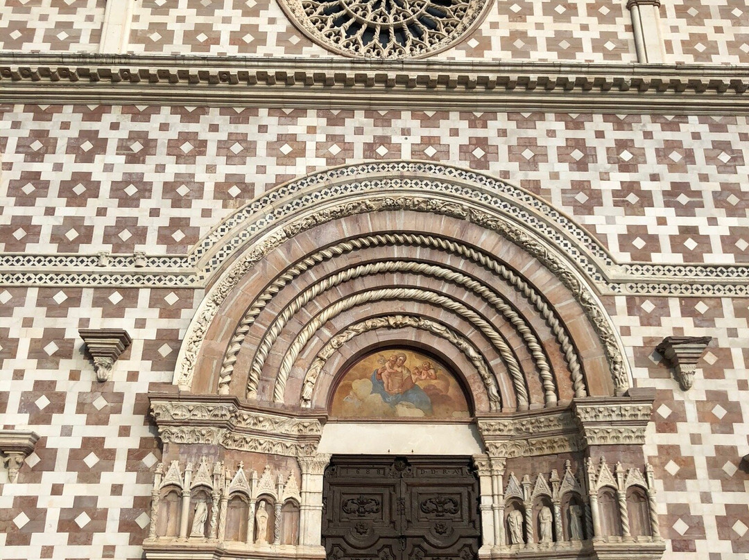 Basilica di Santa Maria di Collemaggio e Porta Santa景点图片