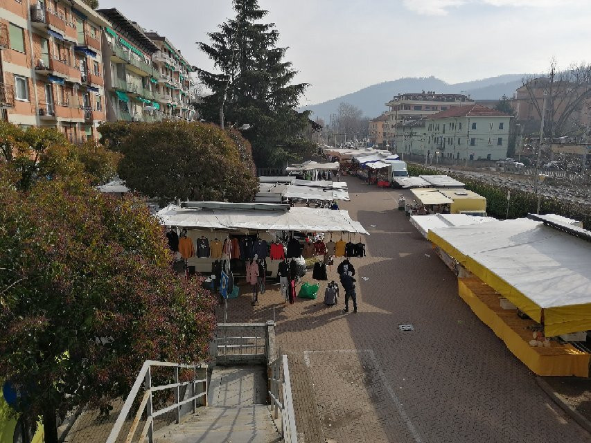 Mercato del Martedí-Laveno-Mombello必去景点