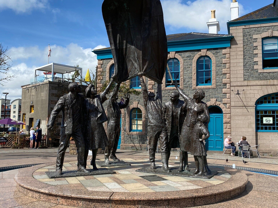 Liberation Sculpture-St. Helier必去景点