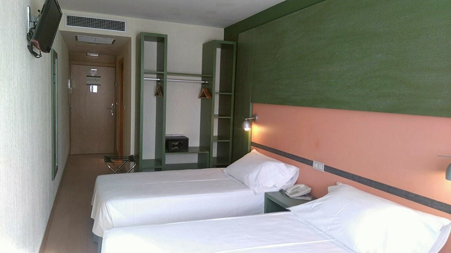 纳瓦尔塞斯陶酒店主图