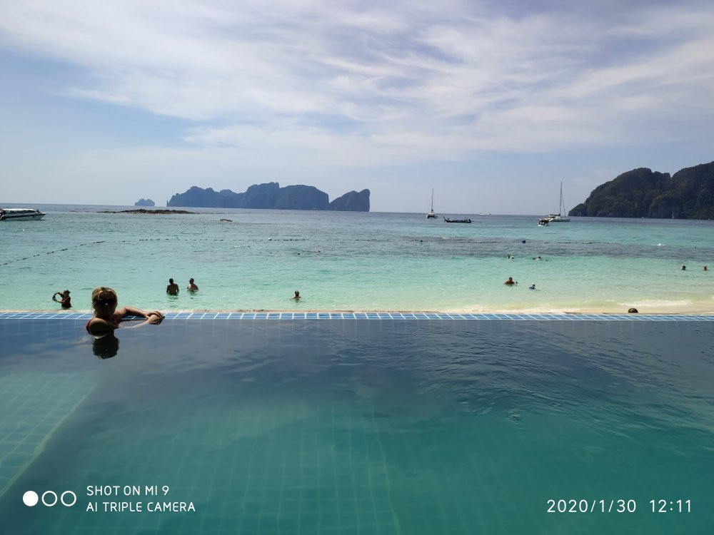 皮皮岛海滩度假酒店主图