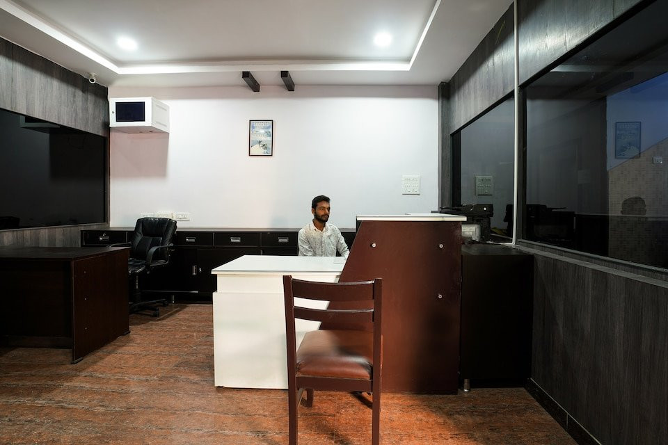 OYO Anuguna Tulasi Grand Near JNTU University Hyderabad主图