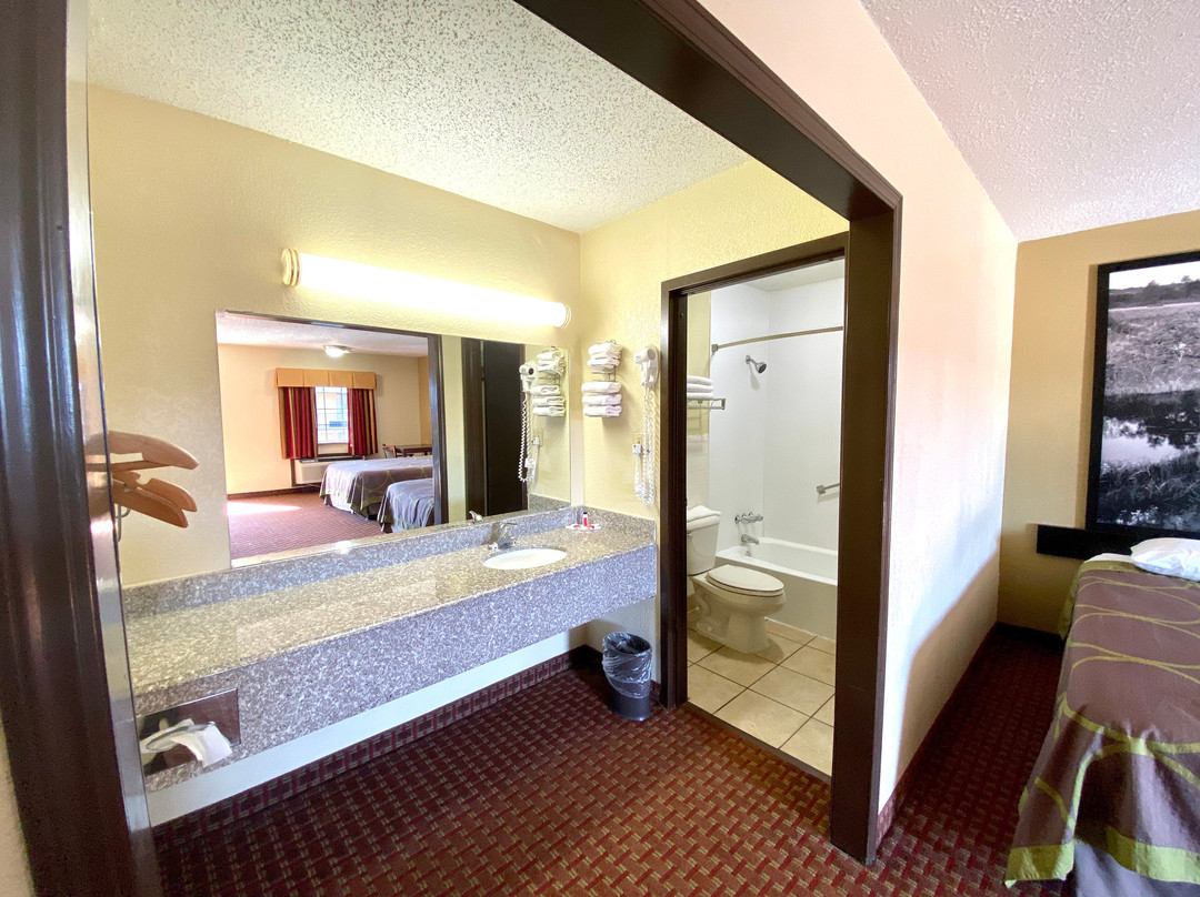 Super 8 by Wyndham Shawnee主图