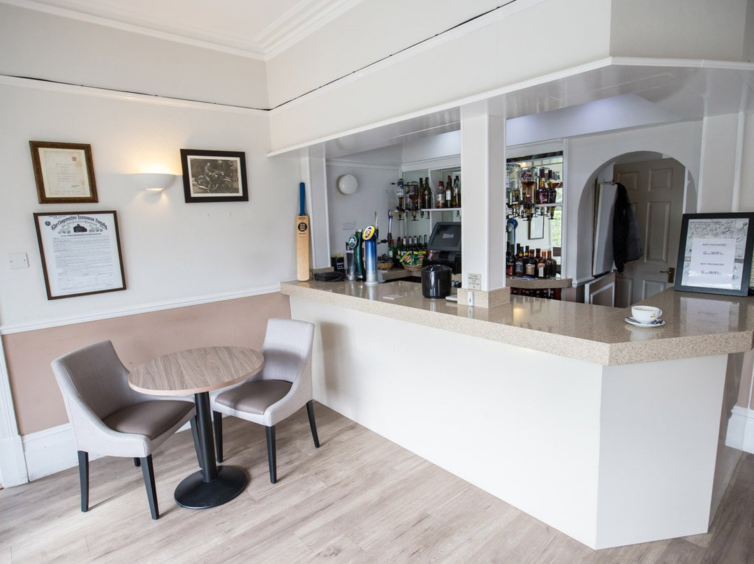 Gatwick Corner House Hotel主图