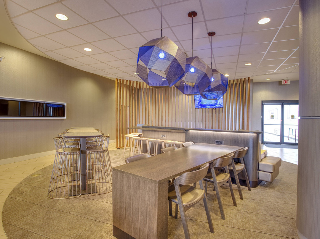 劳伦斯春季山丘套房酒店主图