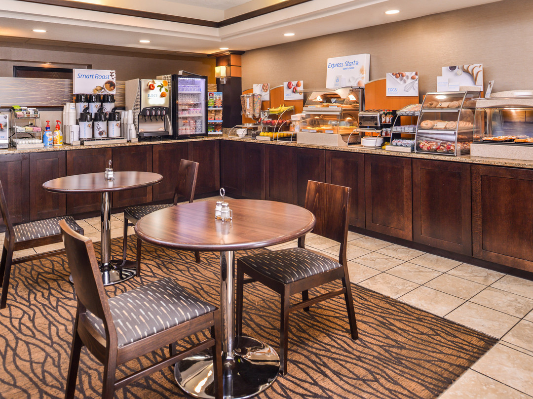 Holiday Inn Express & Suites Topeka West I-70 Wanamaker By IHG主图