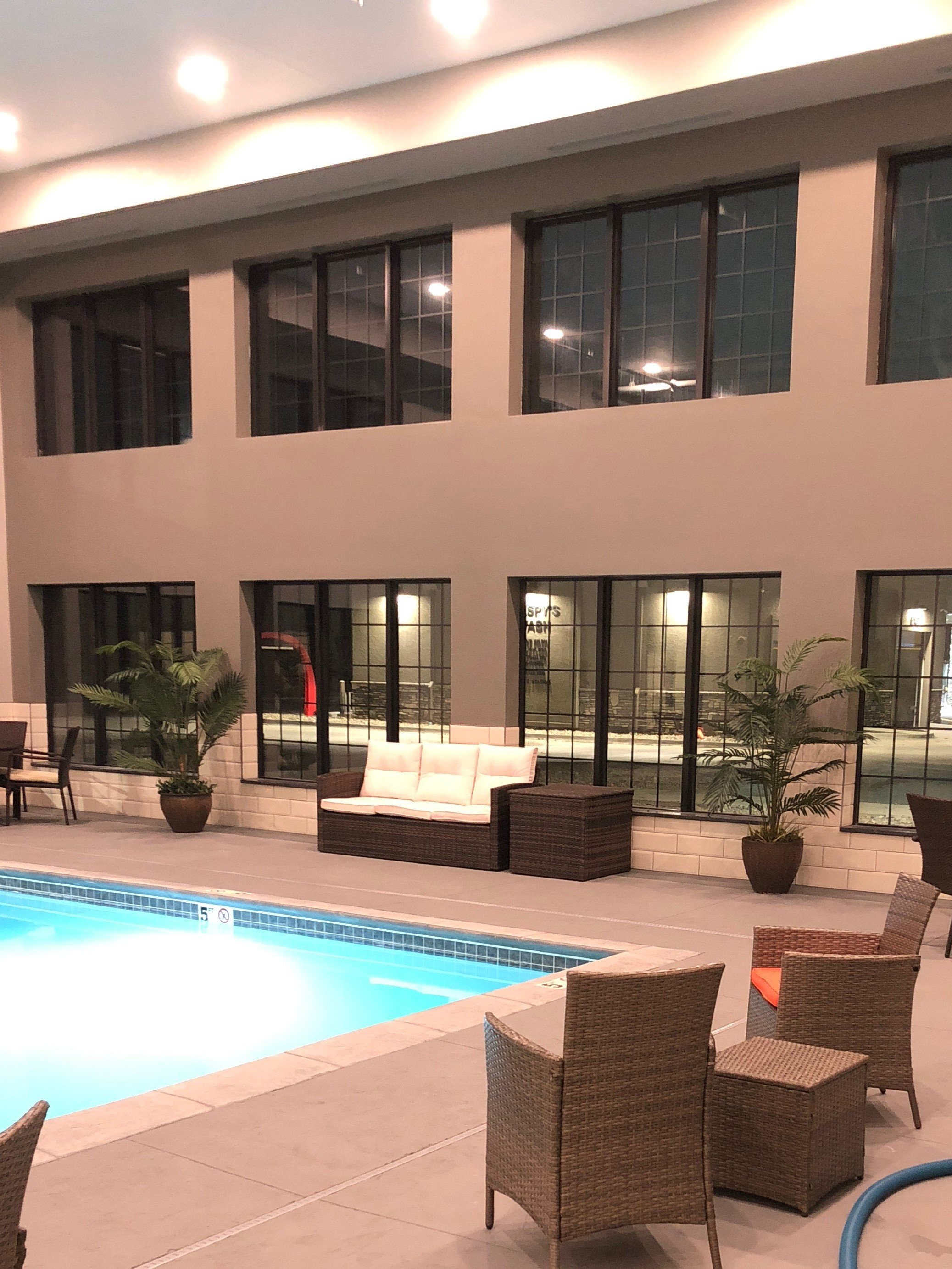 Blue Grass Inn & Suites-泳池