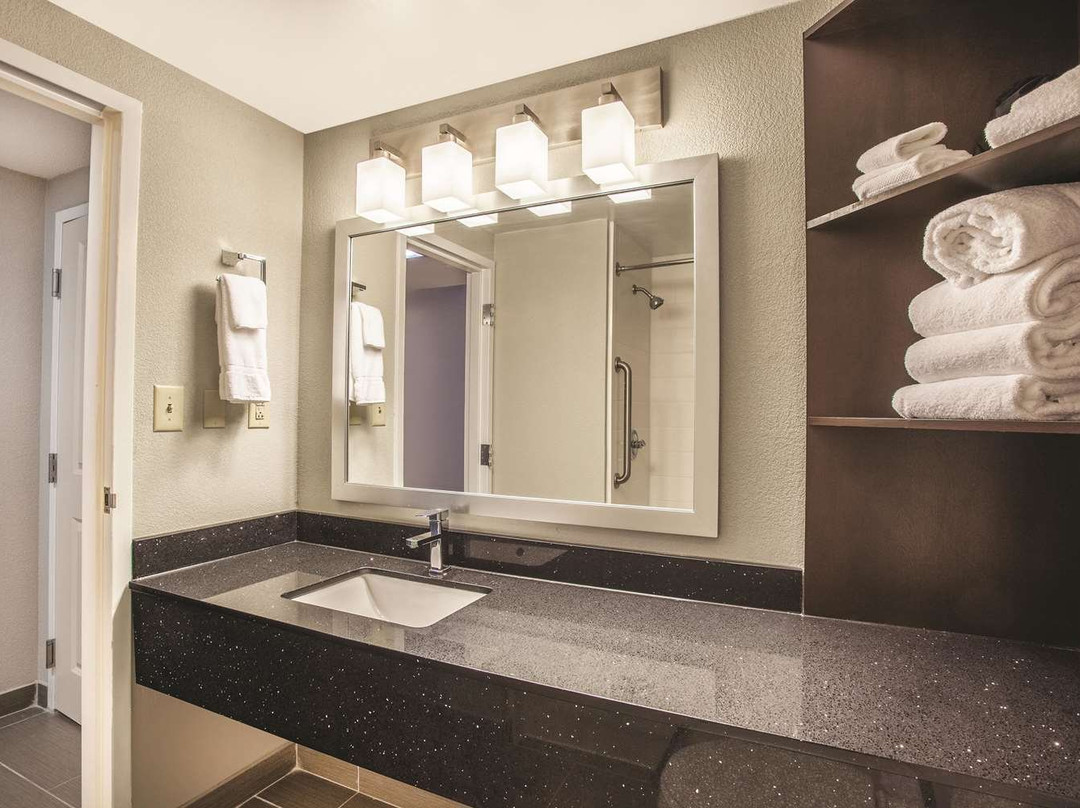 Clarion Pointe Charlottesville主图