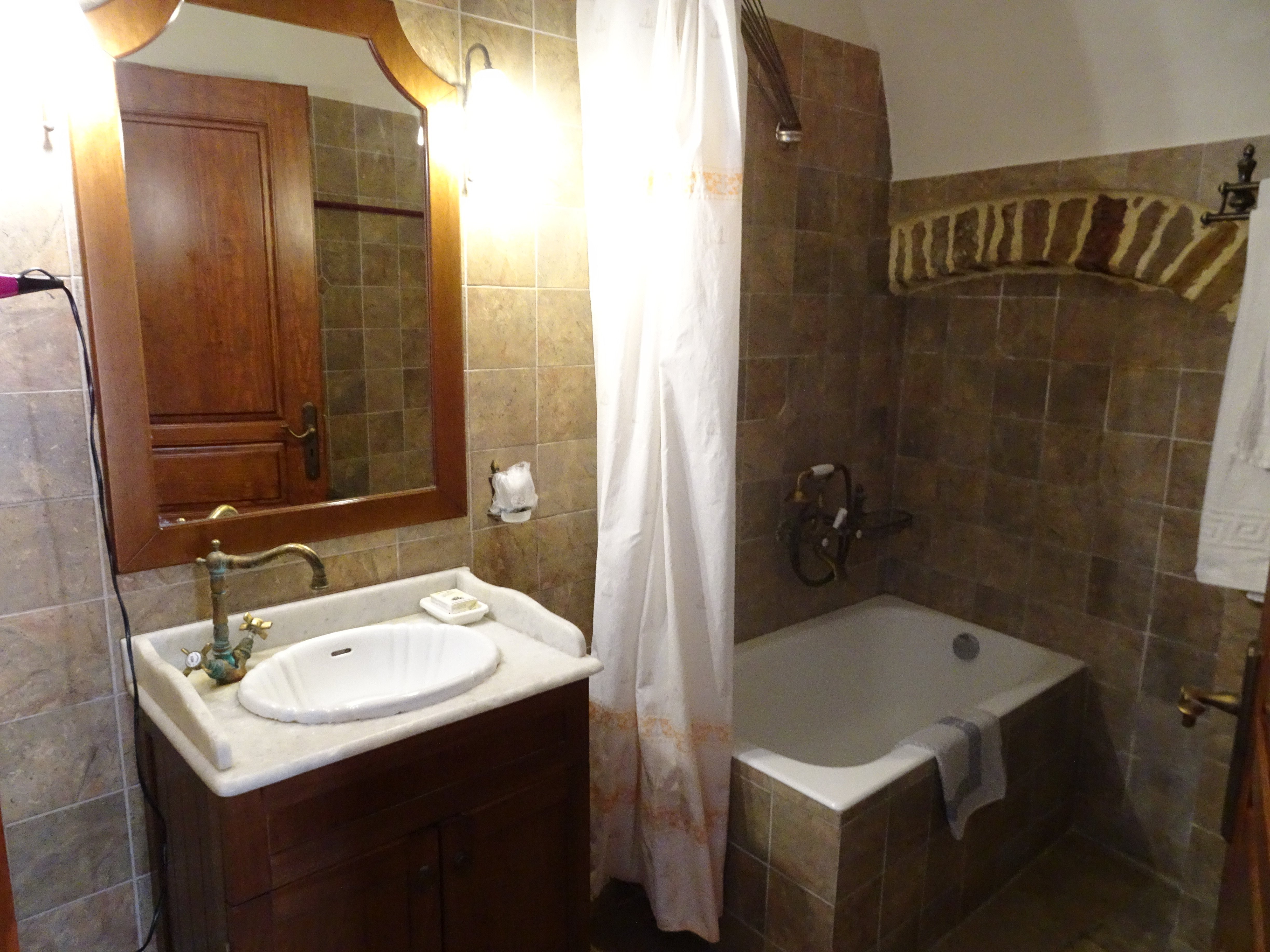 Mouzaliko Traditional Hotel-浴室