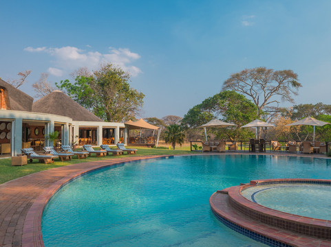 里拉依山林小屋主图