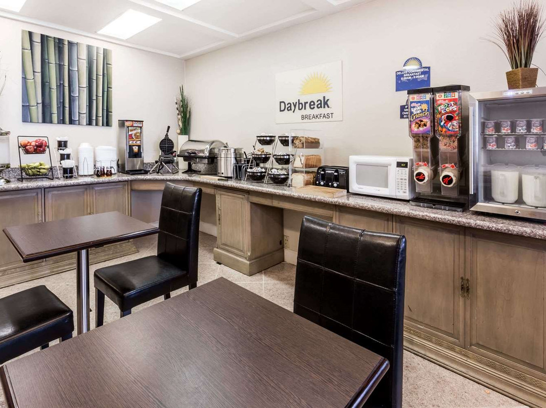 戴维斯戴斯酒店主图