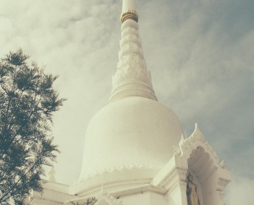 Chedi Phra Borommasaririkkathat Khao Kho景点图片