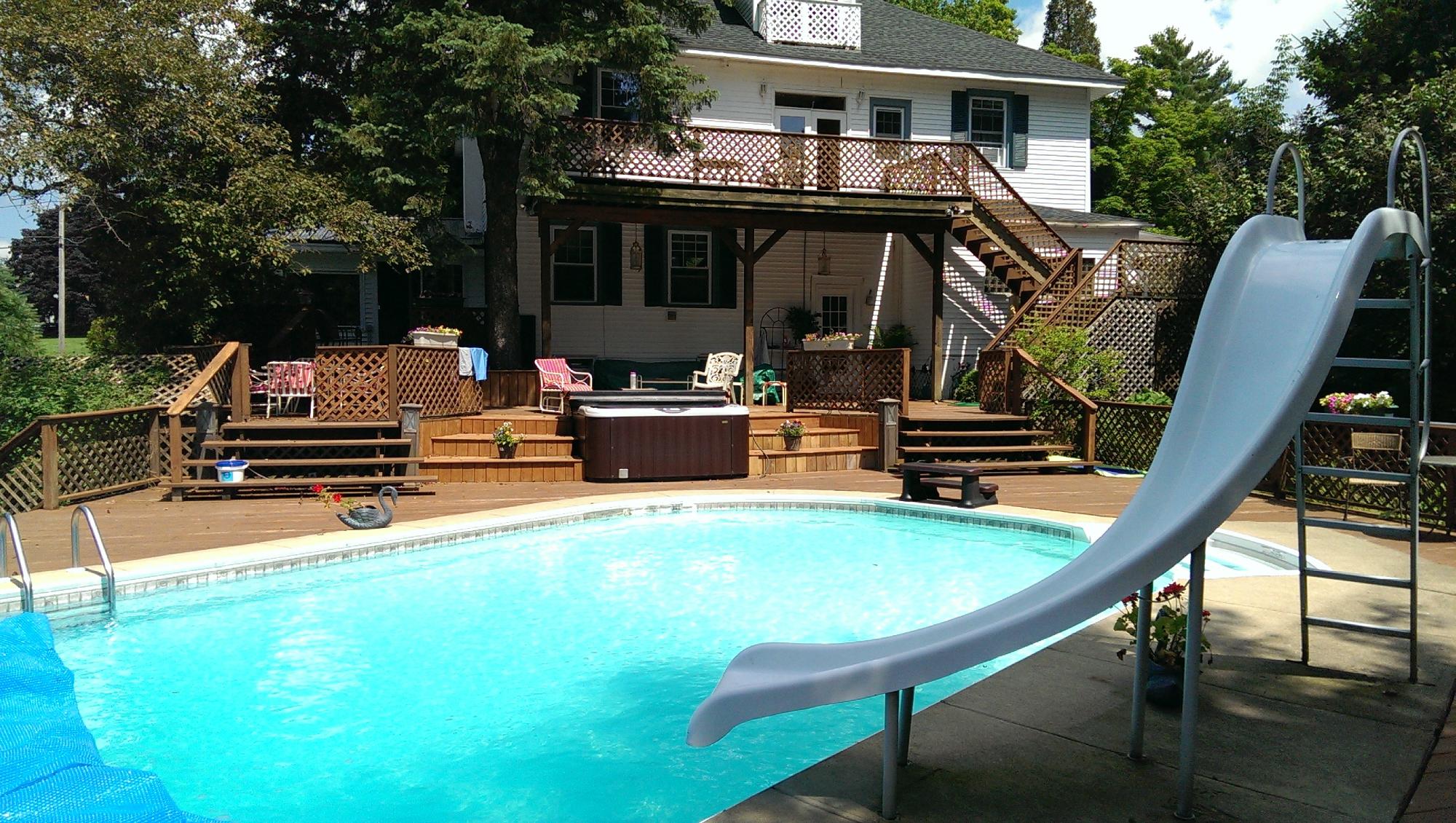 Plum Door Bed & Breakfast-泳池