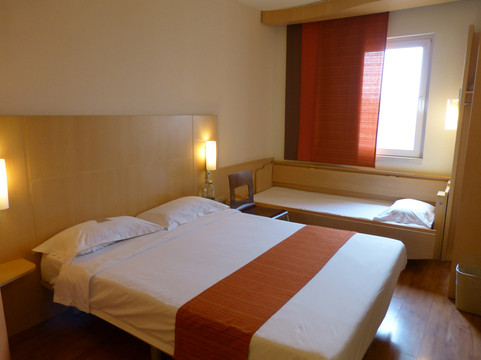 宜必思酒店(成都火车南站桐梓林地铁站店)主图