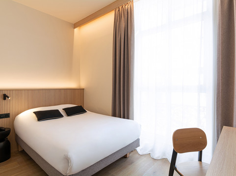 塞纳河畔大饭店主图