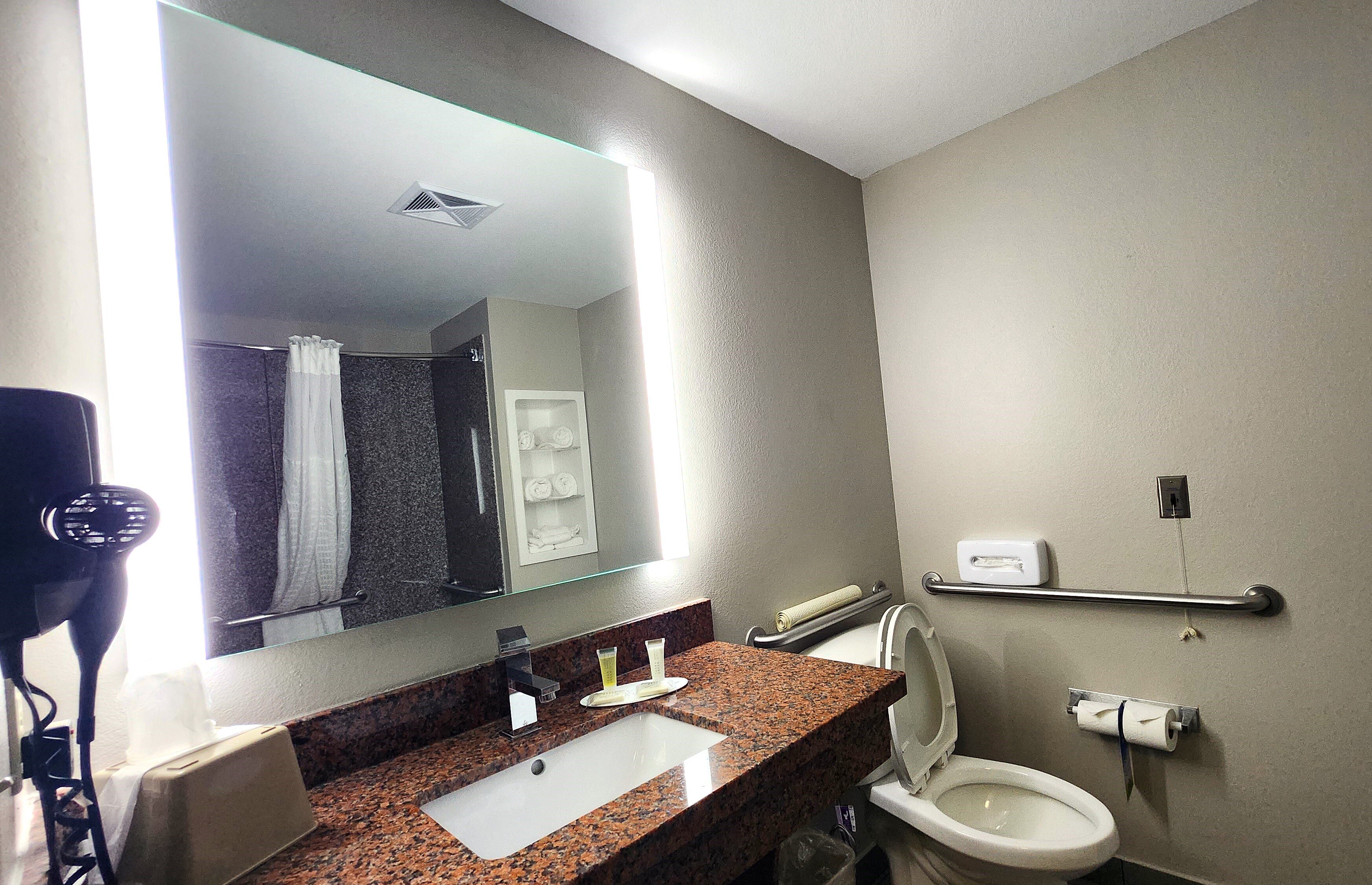 Days Inn & Suites by Wyndham Russellville-浴室