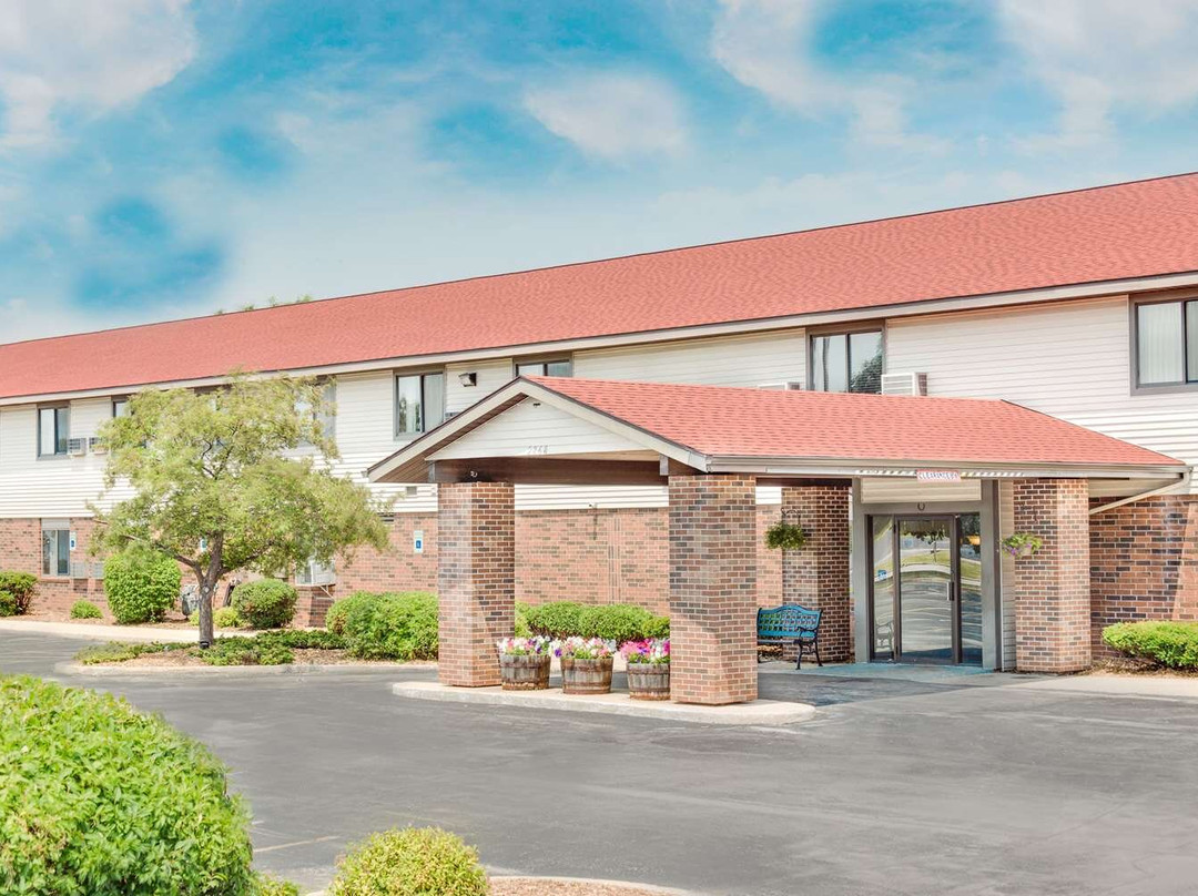 Super 8 by Wyndham Green Bay Near Stadium主图