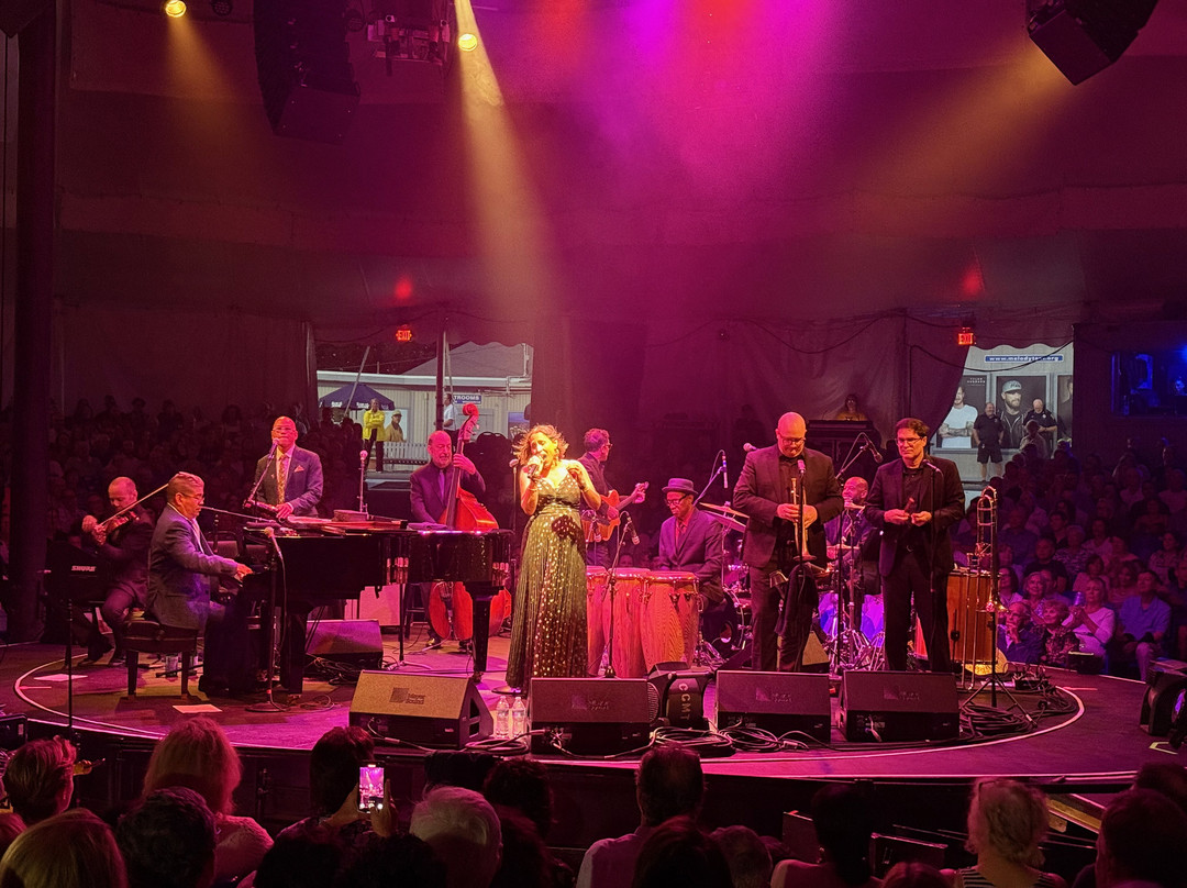 Cape Cod Melody Tent-海恩尼斯必去景点