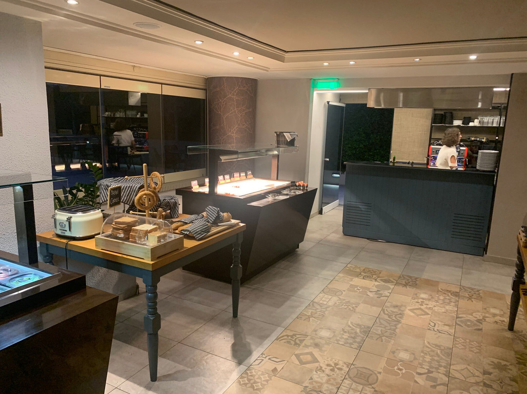 布雷泽套房酒店主图