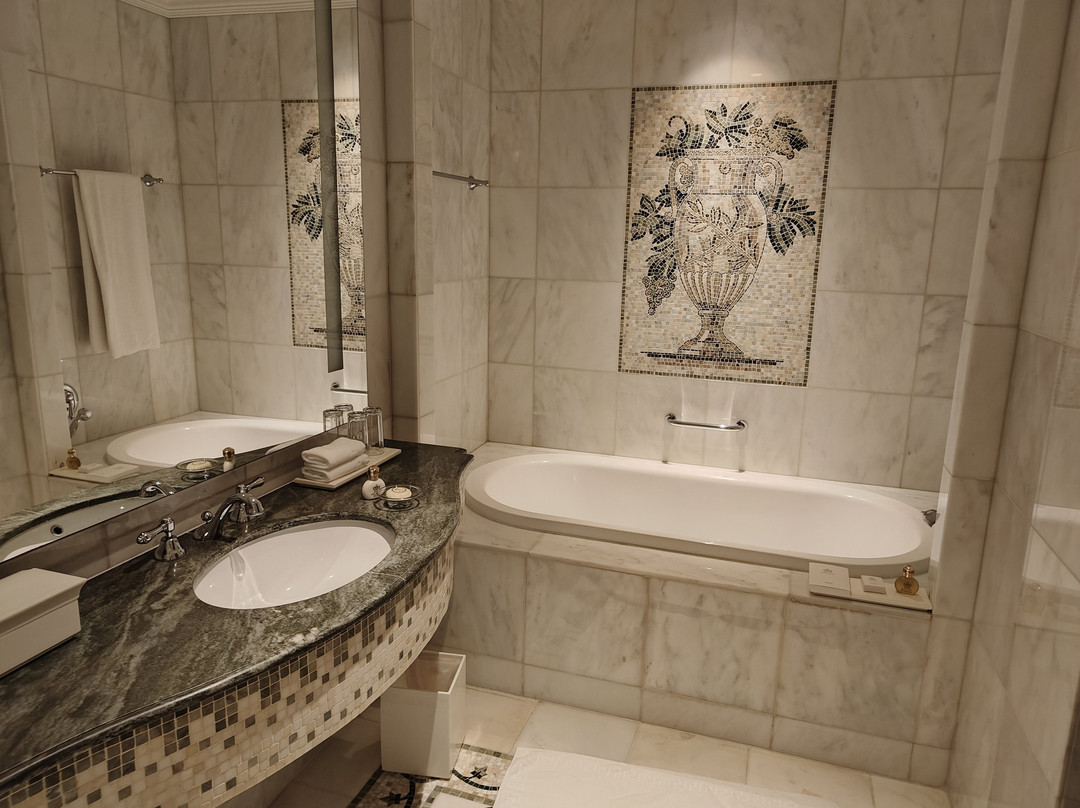 迪拜范思哲酒店主图