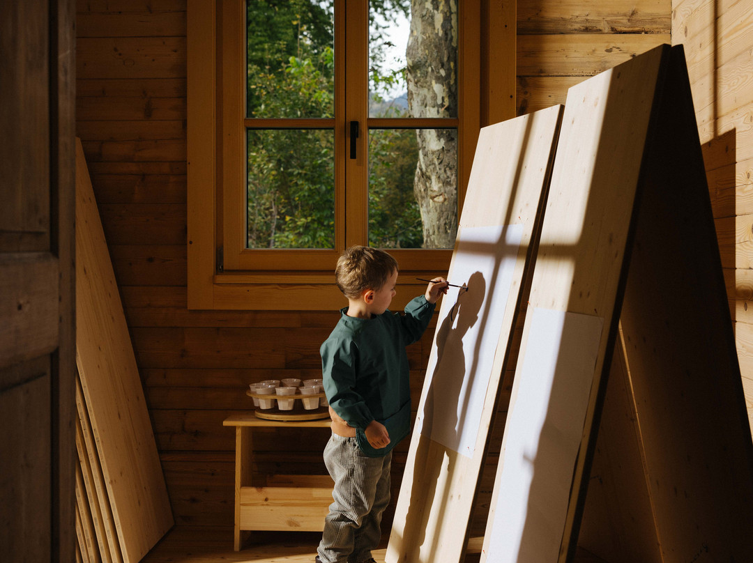 POST - Family Resort主图