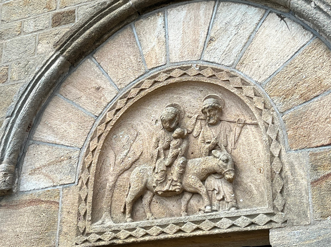 Eglise Notre-dame-de-la-nativité-Bois-Sainte-Marie必去景点