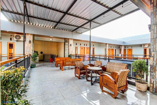 Oyo 94124 Ekslusive Double'n