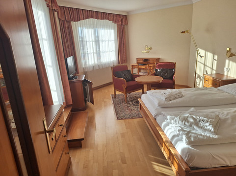 瑞地豪斯温泉酒店主图