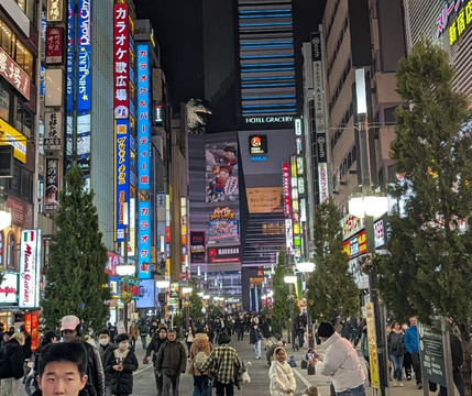 新宿哥斯拉等比头雕-Kabukicho必去景点