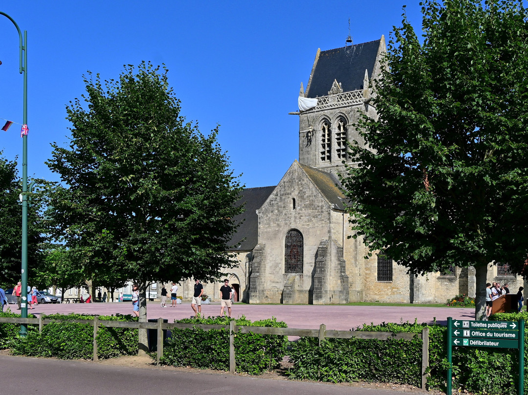 Sainte-Mere-Eglise Church-Sainte-Mere-Eglise必去景点