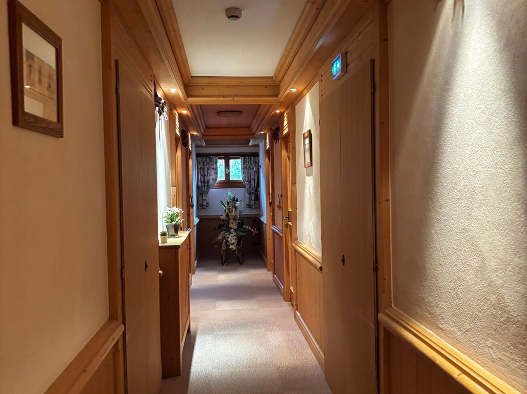 冰雪岩石原生木屋酒店主图