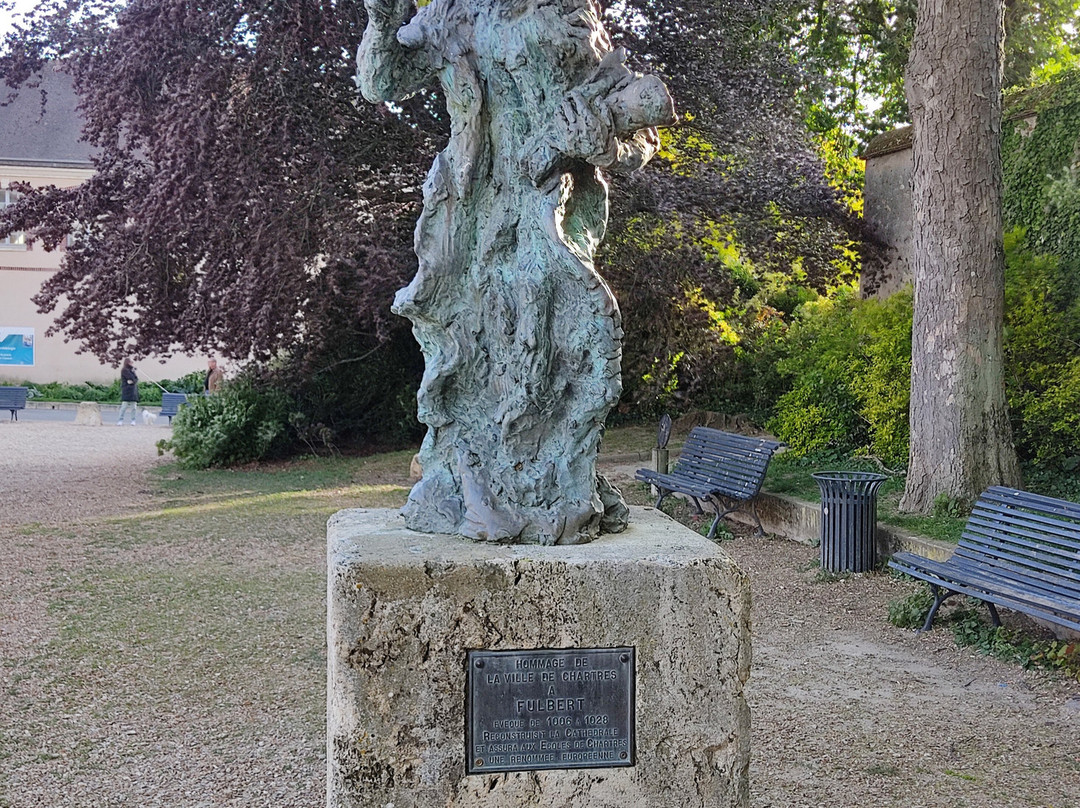 Statue de l’Evêque Saint Fulbert-沙特尔必去景点