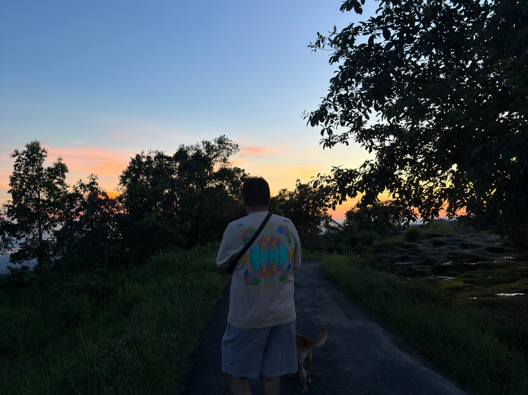 Travel With The Buddies-西隆必去景点