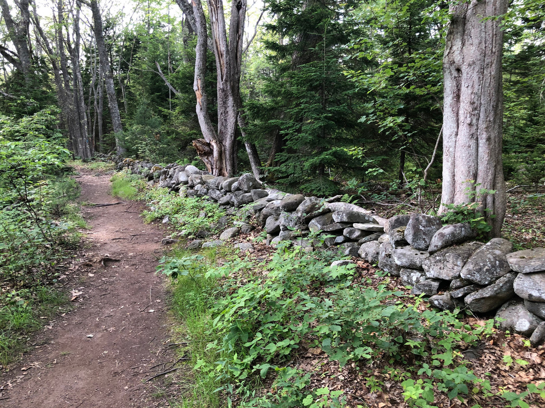 Laverna Preserve Hiking Area-Round Pond必去景点