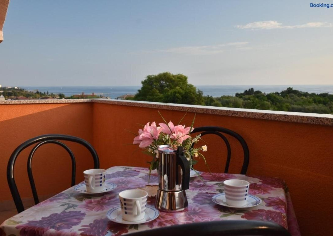 Anita's Terrace Apartment
