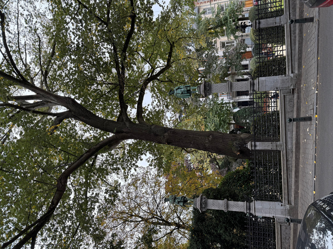 Square du Petit Sablon-布鲁塞尔必去景点