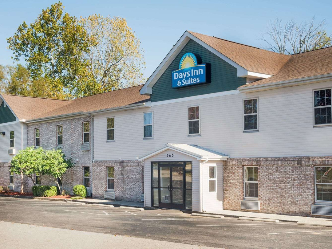 Days Inn & Suites by Wyndham Sellersburg