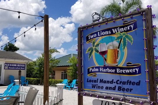 Crystal Beach旅游景点-Two Lions Winery & Palm Harbor Brewery