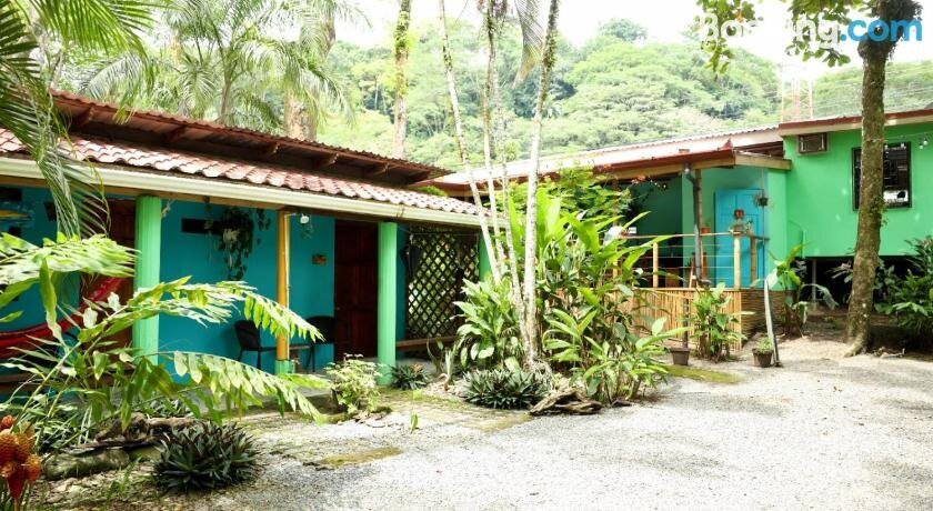 Main St Boutique Tropical Room主图