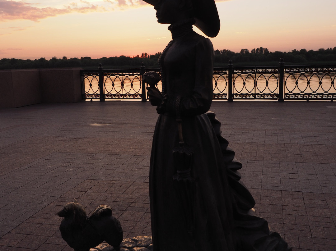 Sculpture Lady with the Dog-阿斯特拉罕必去景点