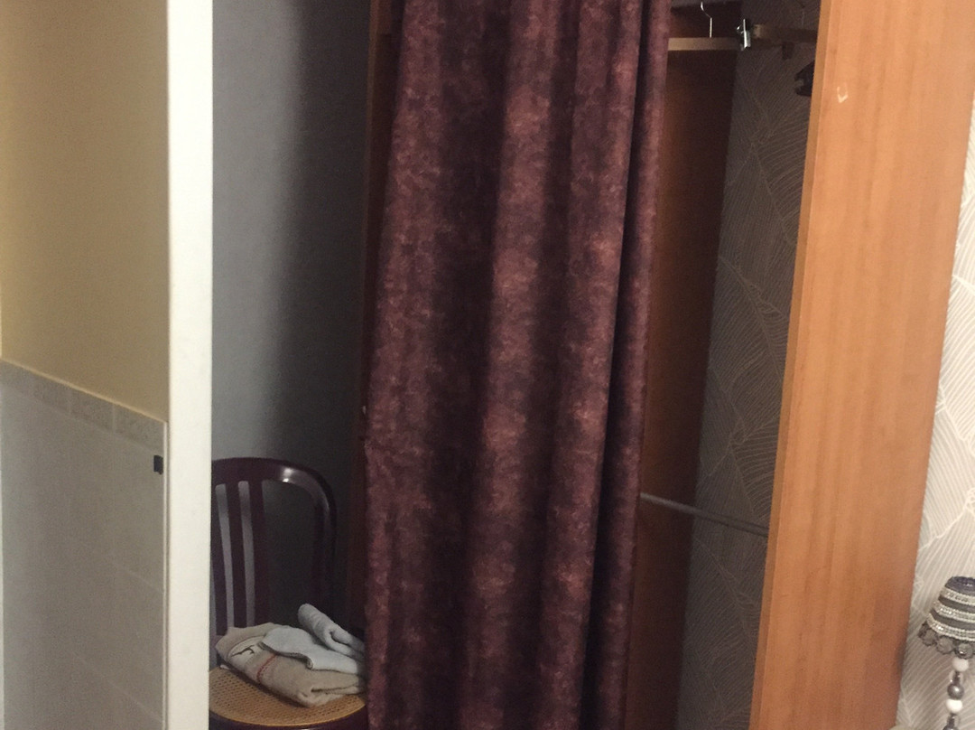 茅屋酒店主图