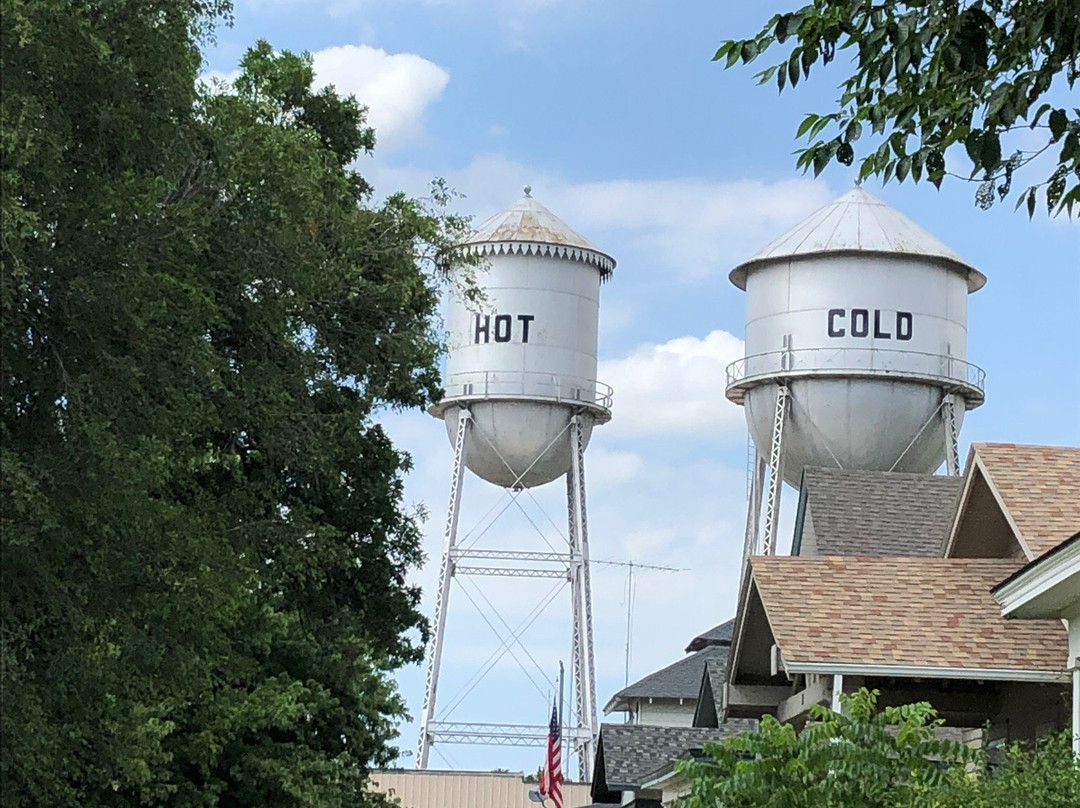 Hot and Cold Water Towers-Pratt必去景点